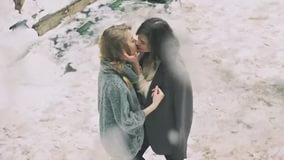 Лесбиянки целуються картинки