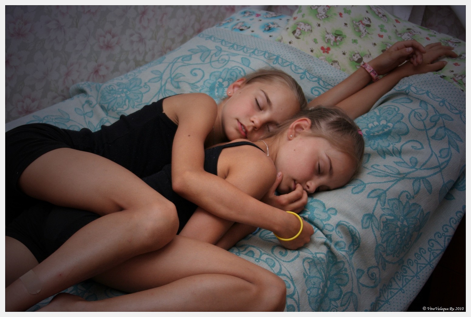 Брат и сестра со спящими в попку
