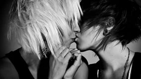 Лесбиянки целуються картинки