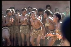 Девушки танцуют без одежды