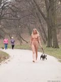 Любительница голых прогулок