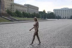 Девушка по городу шагает голышом