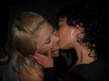 Лесбиянки две подружки сладко целуються